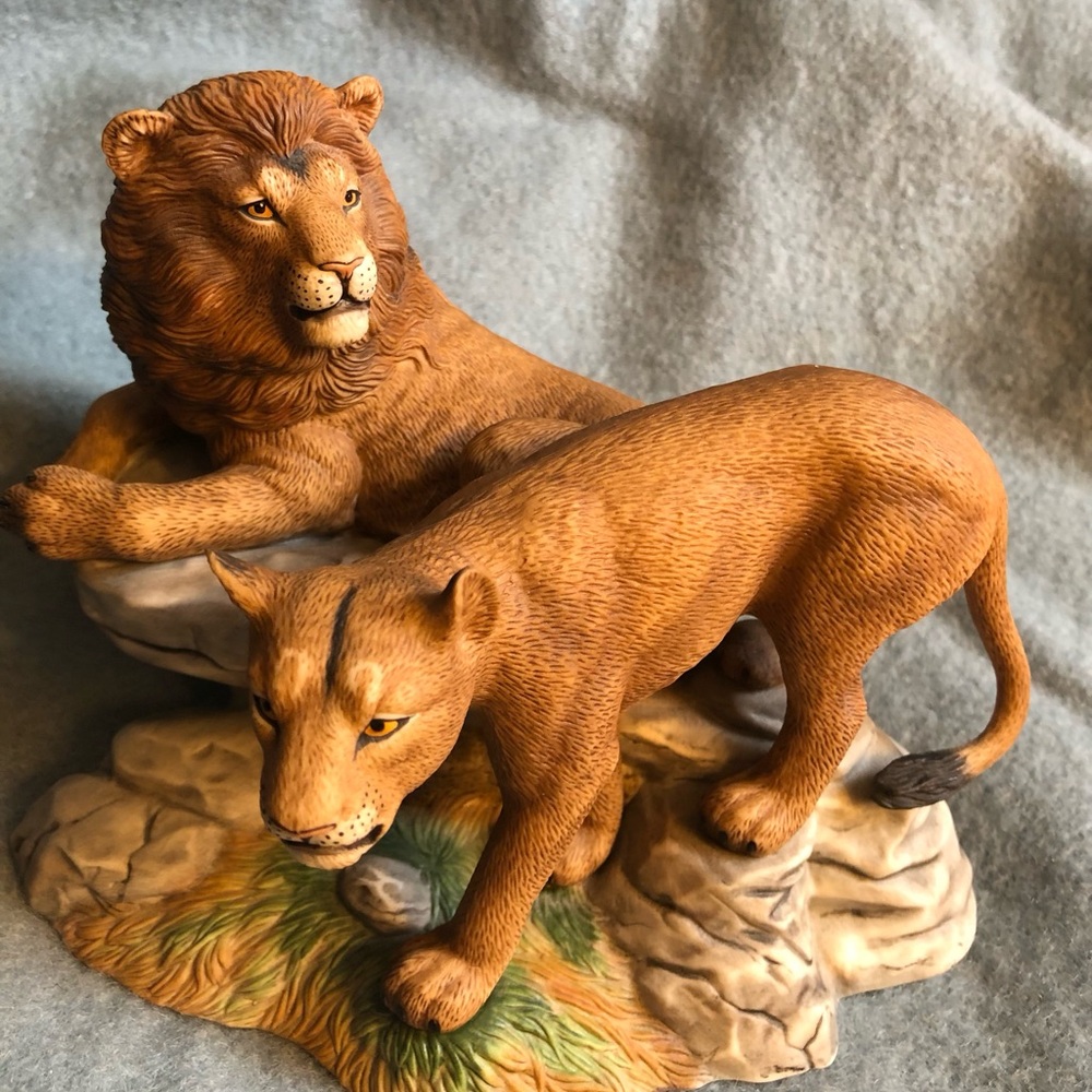 Lenox Brown Lion and Lioness Sculpture Wildlife of the Seven Continents